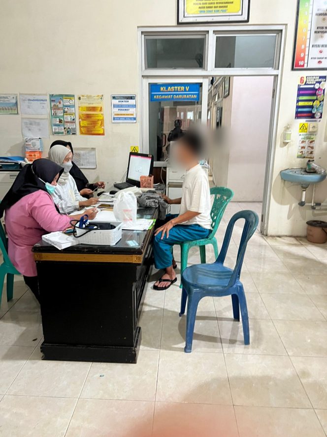 
 Foto : Putrawadi korban pengeroyokan pemilik cafe jusi wilayah kecamatan labuhan haji melakukan visum di puskesmas pada hari sabtu (27/12).