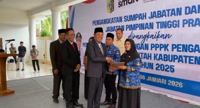 
 Bupati Lotim Serahkan SK Perpanjangan 258 PPPK