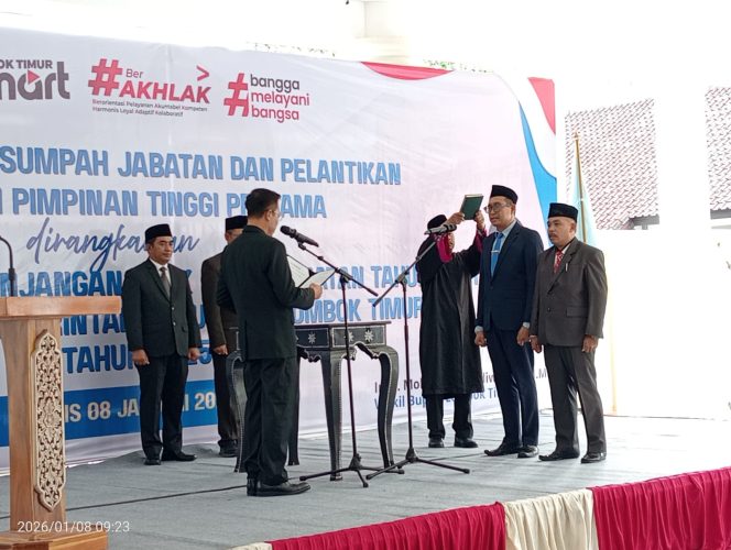 
 Foto : Sekretaris Daerah Kabupaten Lombok Timur HM Juani Taofik melantik Kepala Dinas Pendidikan dan Kepala Dinas Kesehatan di Pendopo (08/01)