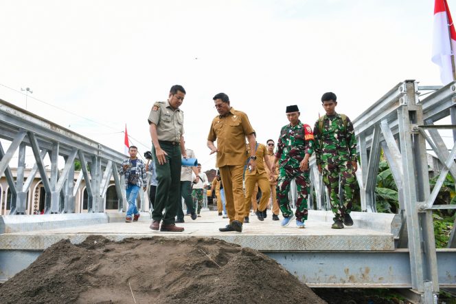 
 Bupati Tinjau Pemasangan Jembatan Bailey