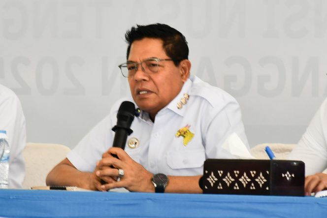 
 Foto : Bupati Lombok Timur H Haerul Warisin saat memimpin rapat di pendopo rabu (13/01).