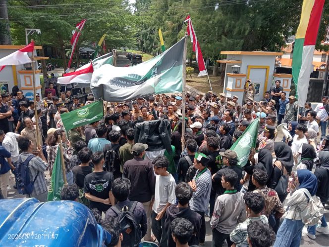 
 Mahasiswa Minta Kadis Pariwisata dan Stafsus Bupati Lotim di Copot