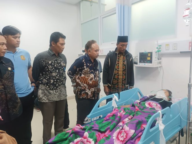 
 Foto : Kepala Dinas Pendidikan dan Kebudayaan Lombok Timur M Nurul Wathoni didampingi Sekretaris Dinas Pendidikan Lalu Bayan Purwadi mengunjungi siswa yang tertimpa pohon di RS Soedjono Selong pada hari Kamis (22/01).