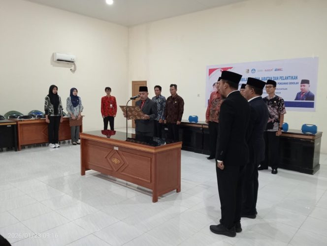
 Lantik 29 Pengawas, Kadis Dikbud Minta Pengawas Jadi Pengayom