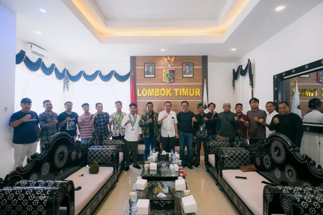 
 Bupati Lotim Terima Massa Aksi di Pendopo, Tegaskan Tak Anti Kritik