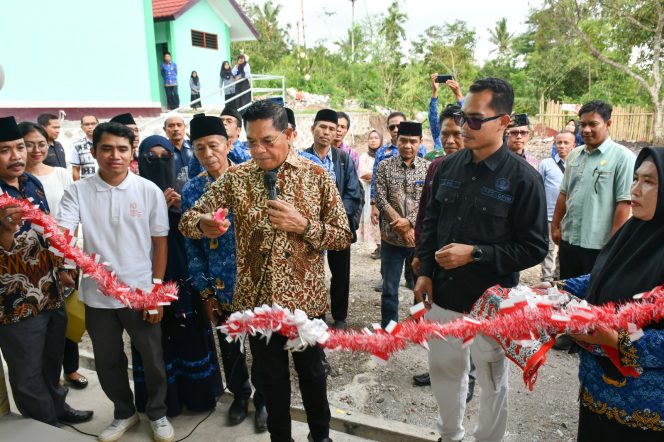 
 Foto : Bupati Lombok Timur H Haerul Warisin didampingi Kepala Dinas Pendidikan dan Kebudayaan Lombok Timur M Nurul Wathoni meresmikan Revitalisasi Satuan Pendidikan Tahun 2025 untuk jenjang PAUD, SD, dan SMP Kabupaten Lombok Timur di SD 1 Lenek Duren, Kecamatan Lenek pada Kamis (29/1). 