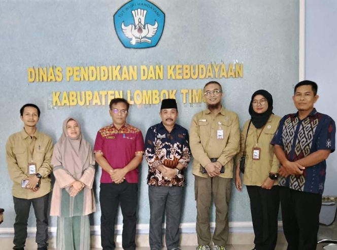 
 Foto : Kepala Dinas Pendidikan dan Kebudayaan Lombok Timur M Nurul Wathoni menerika kunjungan kementriab lingkungan hidup di kantor dikbud pada hari Sabtu ( 31/01).
