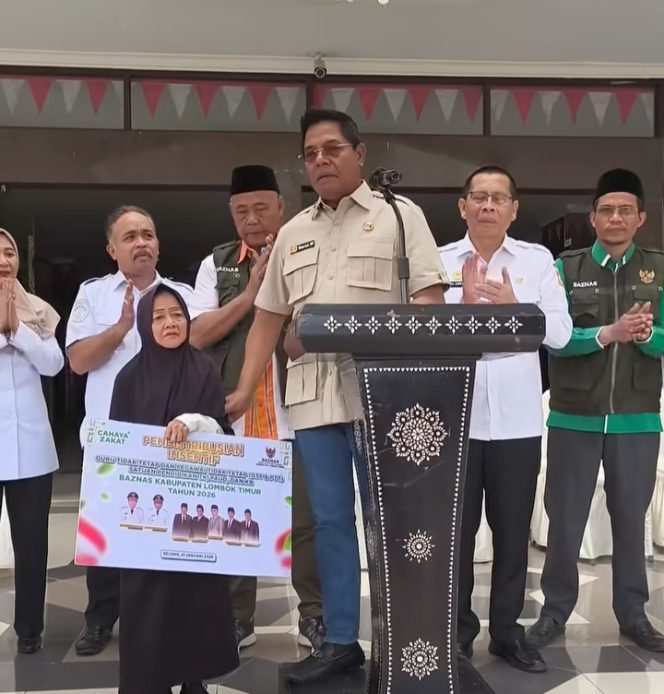 
 Foto : Bupati Lombok Timur H Haerul Warisin didampingi Wakil Bupati Lombok Timur H Edwin Hadiwijaya saat menyerahkan hadiah umroh di Halaman Kantor bupati hari (21/01)