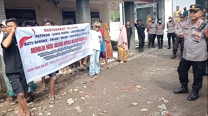 
 Didemo Warga, Pj Kades Sakra Tantang Warga