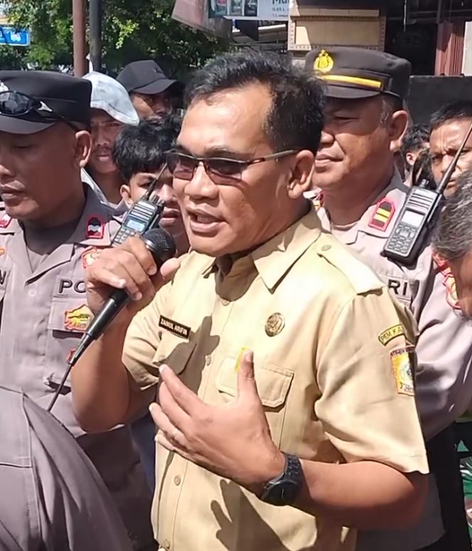 
 Foto : Pjs Desa Sakra Zainal Arifin saat menerima aksi masyarakat yang berujung ricuh