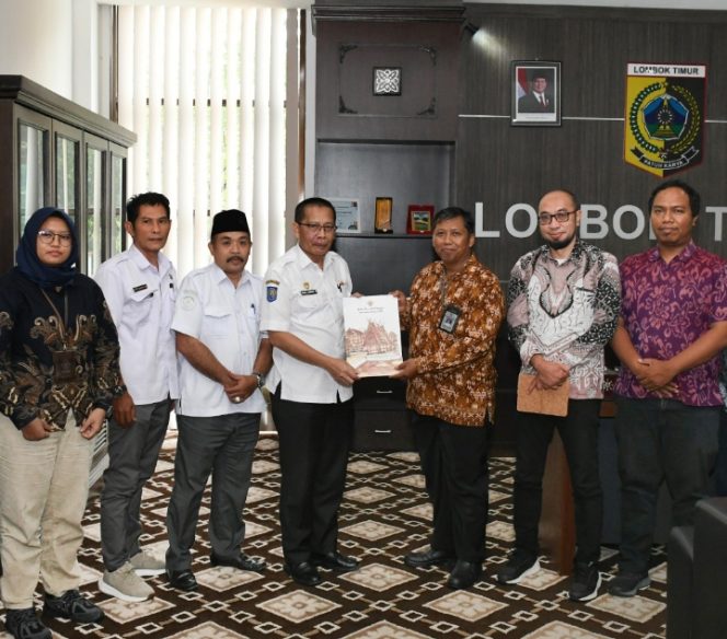 
 Foto : Wakil Bupati Lombok H Edwin Hadiwijaya didampingi kepala OPD menerima Tim Badan Pemeriksa Keuangan NTB di ruang kerja Bupati pada hari Rabu (28/01).
