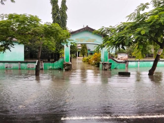 
 Foto: Salah satu sekolah di kecamatan jerowaru yang terdampak banjir. Akibatnya, sekolah terpaksa meliburkan siswa 