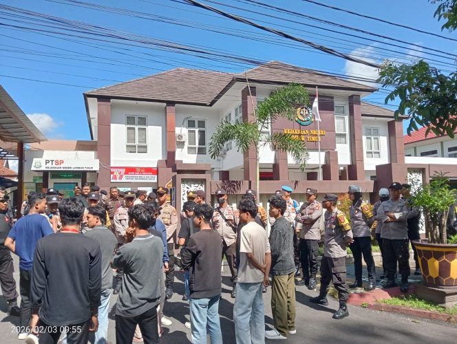 
 Mantan Kejari Diduga Terima Gratifikasi Mobil Mewah