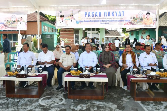
 Foto: gubernur NTB dan Bupati lotim saat menggelar Pasar rakyat di kecamatan pringgebaya rabu (11/02).