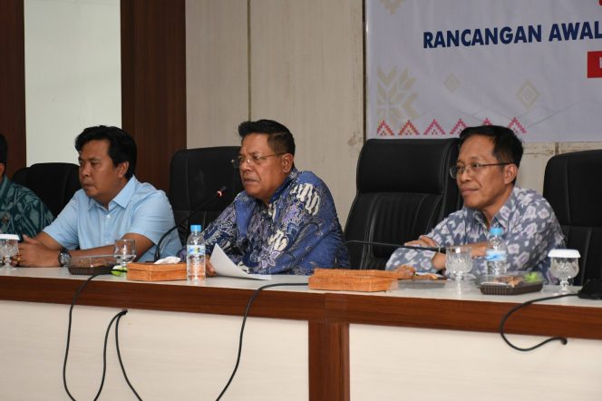 
 Foto : Bupati Lombok Timur H. Haerul Warisin di dampingi wakil ketua DPRD Wais Al Qarni dan Sekretaris daerah HM Juaini Taofik memimpin kegiatan konsultasi publik rancangan awal Rencana Kerja Pembangunan Daerah (RKPD) tahun 2027.