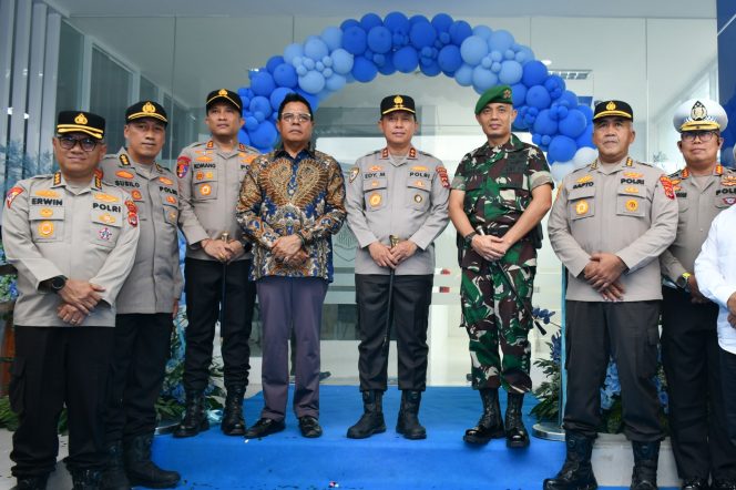 
 Foto : Kapolda Provinsi Nusa Tenggara Barat Irjen Pol. Edi Murbowo Lombok Timur Bupati Lombok Timur H. Haerul Warisin menghadiri kegiatan peresmian Gedung Pelayanan BPKB yang berlangsung Sabtu (21/2). 