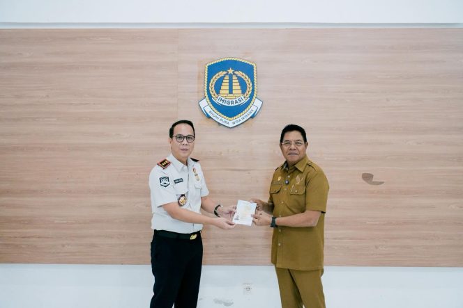 
 H Iron Terima Paspor, Kantor Imigrasi Kelas II Lotim Resmi Dibuka