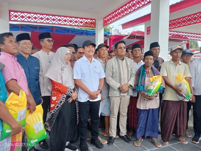 
 Foto : Bupati Lombok yang akrab disapa H. Iron , saat mendampingi Menteri Kelautan dan Perikanan (KKP) Wahyu Sakti Trenggono dalam kunjungan kerjanya ke KNMP Desa Ekas Buana, Kecamatan Jerowaru pada, Jum'at, 27 Februari 2026.