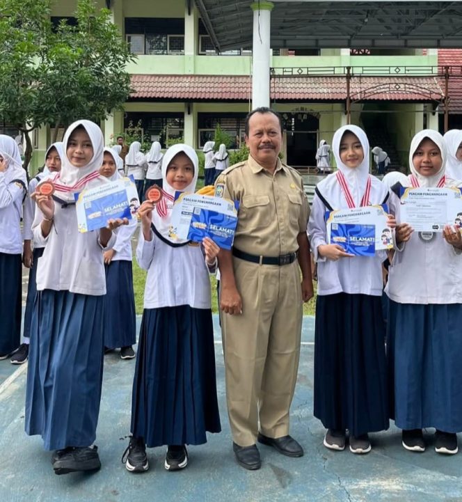 
 Foto: Empat siswi SMPN 1 Pringgebaya berhasil menjadi juara Sains tingkat NTB, dan berhak wakili NTB ke tingkat Nasional 