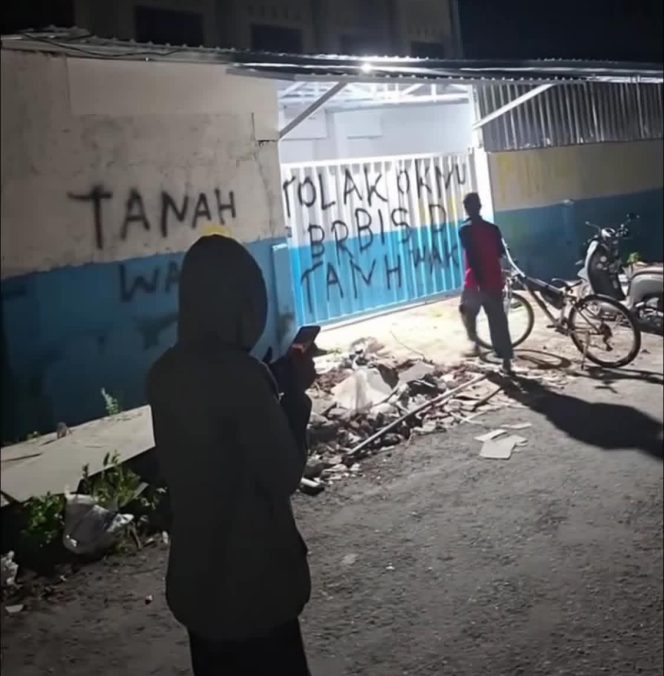 
 Foto : Salah satu dapur MBG di desa paok lombok di coret kemudian dirusak. Perusakan diduga dapur MBG di bangun di tanah wakaf masyarakat 