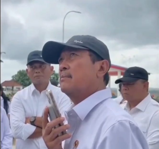 
 Foto : Menteri Kelautan dan Perikanan RI Sakti Wahyu Trenggono saat menelfon Kontraktor Usai mengunjungi Kampung Nelayan Merah Putih ( KNMP) di wilayah ekas kecamatan jerowaru jum'at (27/02)