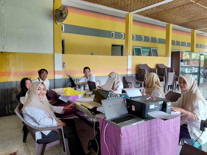 
 Foto : Proses persiapan berkas Penandatangan Surat Perjanjian Kerja ( SPK) di lingkungan UPTD dikbud Kecamatan Sakra Barat.