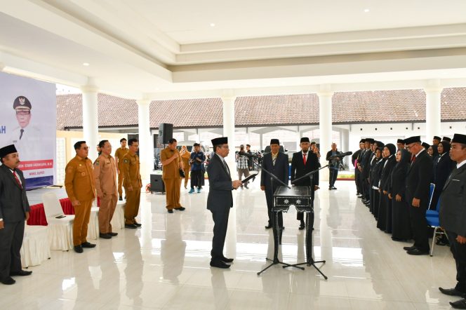
 Foto : Wakil Bupati lombok timur h Edwin Hadiwijaya melantin 143 Kepala sekolah SD dan SMP. 