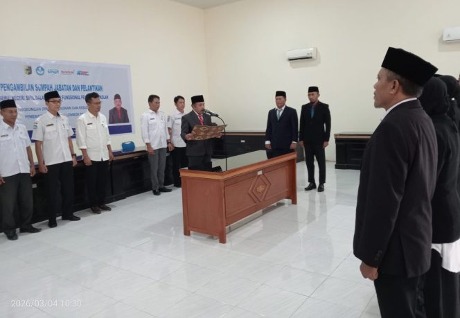
 Foto :Kepala dinas pendidikan dan kebudayaan lombok timur M Nurul Wathoni melantik delapan pengawas pendidikan di aula dikbud (04/03)