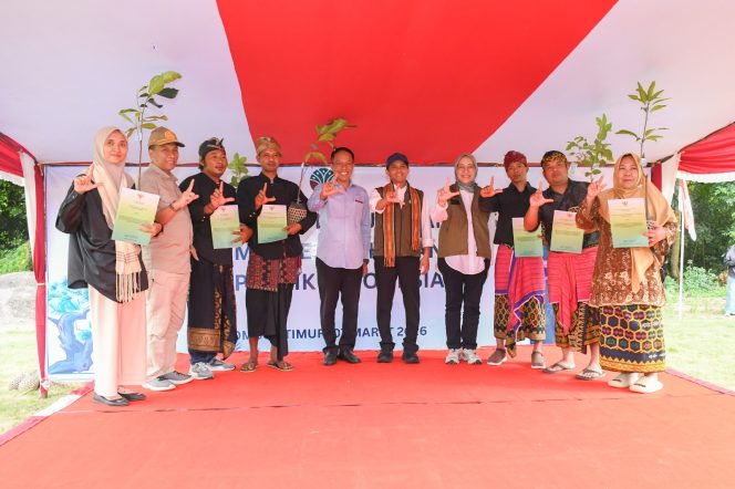 
 Menteri Kehutanan Serahkan 6 SK di Lombok Timur