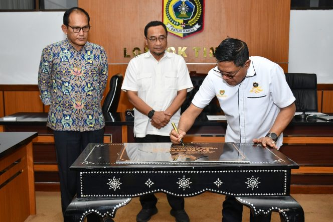 
 Foto : Bupati Lombok Timur H. Haerul Warisin melaksanakan serah terima kegiatan pamsimas 2025 yang berlangsung di ruang rapat bupati pada hari rabu (11/03)