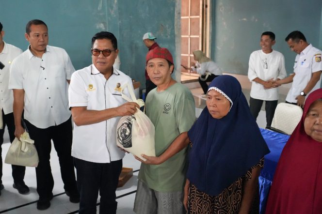 
 Foto : Bupati Lombok Timur H Haerul Warisin membagikan paket sembako secara simbolis yang bertempat di aula kantor desa masbagik selatan pada hari rabu (11/03)