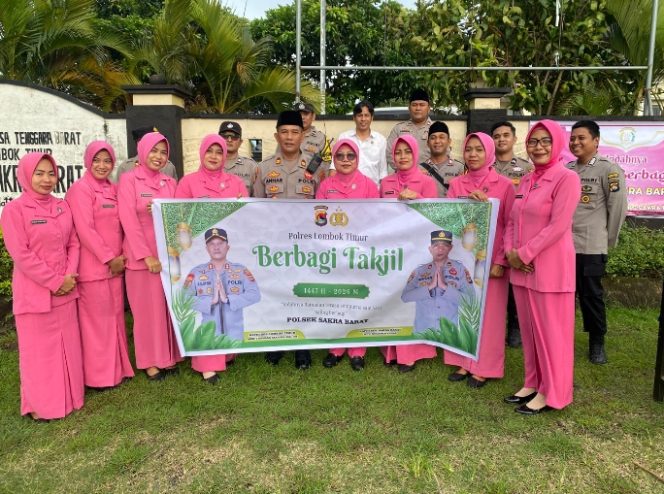 
 Foto : Polsek Sakra Barat membagikan takjil kepada pengendara di pada hari senin (02/03)