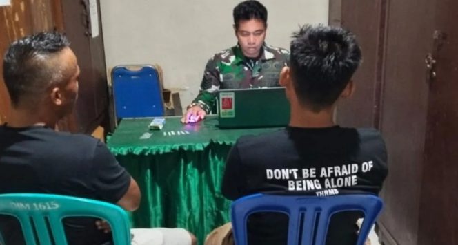 
 Foto : Terduga pelaku narkoba yang berhasil diamankan oleh anggota TNI 1615 lombok timur beberapa waktu yang lalu yang kemudian di tolak oleh kepolisian 