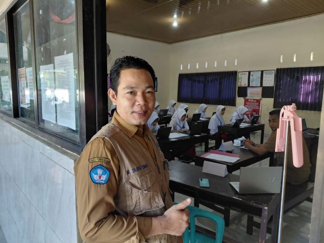 
 Foto : Kepala UPTD Dikbud Sakra Barat ( Muhammad Taufik Ismail)
