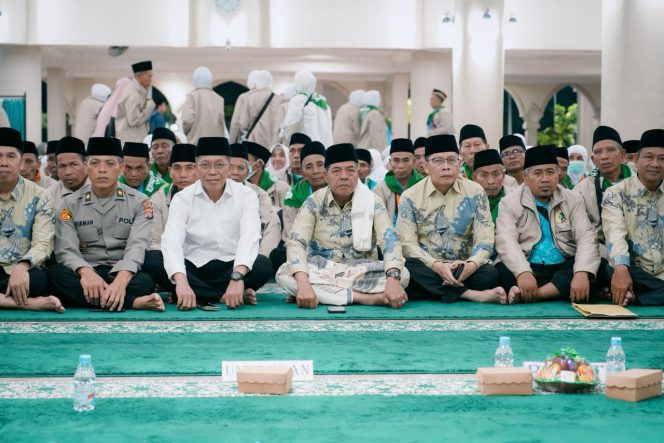 
 Foto : Bupati Lombok Timur H Haerul Warisin didampingi wakil bupati lombok timur H Edwin Hadiwijaya melepas calon jamaah haji kloter 1 pada hari selasa (21/04).