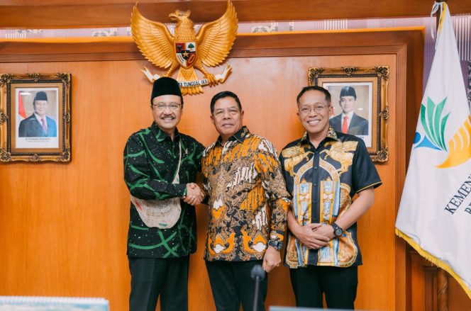 
 Foto : Bupati Lombok Timur H. Haerul Warisin yang didampingi Sekretaris Daerah H. Muhammad Juaini Taofik, menyampaikan secara langsung tiga hal utama yang dihadapi daerah kepada Menteri Sosial Saifullah Yusuf.