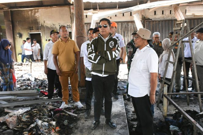
 Foto : Bupati Lombok Timur H. Haerul Warisin meninjau Pasar Pringgabaya usai pulang dari jakarta rabu (29/04)