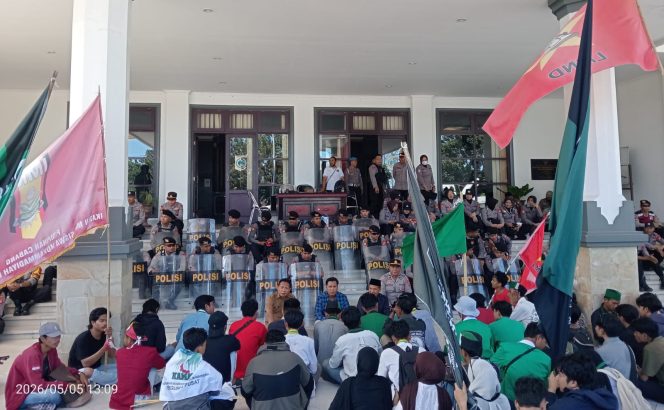 
 Foto : Ratusan Mahasiswa yang tergabung dalam Cipayung Plus menggelar aksi di depan kantor bupati dan kantor DPRD Lombok Timur pada hari senin (05/05).