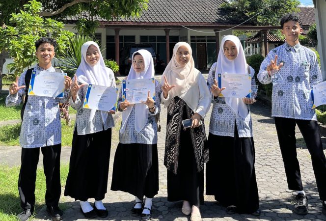 
 Foto : Lima siswa MAN 1 Lombok Timur berhasil menorehkan prestasi pada ajang Festival Lomba Seni dan Sastra Siswa Nasional (FLS3N) tingkat SMA/MA se-Kabupaten Lombok Timur 2026.