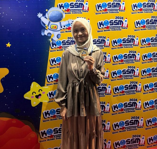 
 Foto; Aqila Aura Putri, siswi kelas X G, sukses meraih honorable mention atau Juara Harapan 1 pada Kompetisi Sains Siswa Muslim Indonesia (KOSSMI) bidang Ekonomi tingkat nasional
