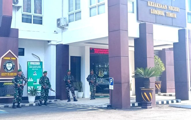 
 Foto : Aparat TNI 1615 Lombok Timur melakukan penjagaan di depan kejaksaan lombok timur pada hari selasa (12/05)