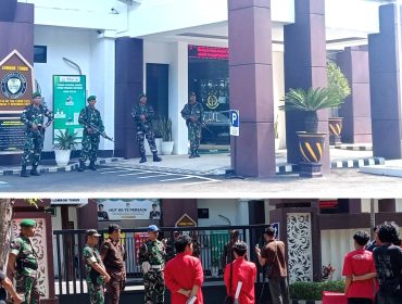 Foto: Sejumlah anggota TNI yang mengamankan aksi unjuk rasa di kantor kejaksaan lombok timur pada hari selasa (12/05)