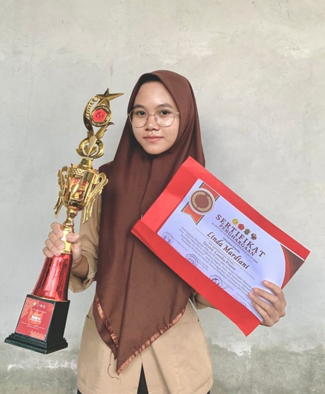 
 Linda Mardiani, Siswi MAN 1 Lotim Sukses Raih Juara Lomba Poster TK. Nasional
