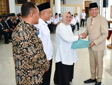 Foto: Bupati Lombok Timur H. Haerul Warisin melepas kepala desa yang sudah habis masa jabatannya dan melantik 87 pjs kepala desa pada hari rabu ( 13/05) di pendopo bupati lombok timur.