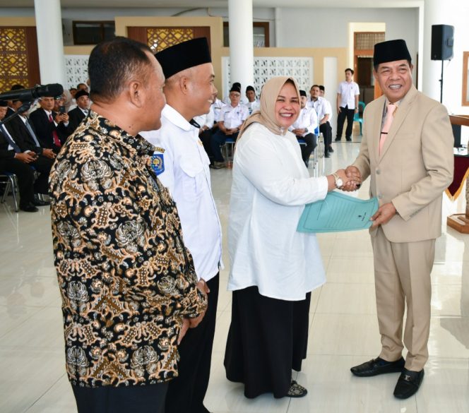 
 Foto: Bupati Lombok Timur H. Haerul Warisin melepas kepala desa yang sudah habis masa jabatannya dan melantik 87 pjs kepala desa pada hari rabu ( 13/05) di pendopo bupati lombok timur.