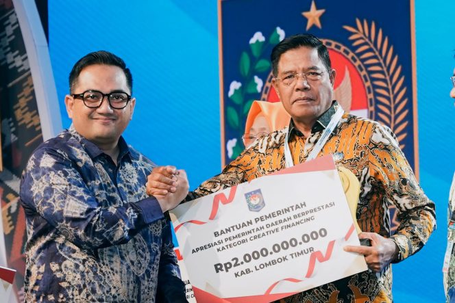 
 Foto : Bupati Lombok Timur H. Haerul Warisin menerima apresiasi Pemerintah Daerah Berprestasi 2026 Regional Nusa Tenggara dan Maluku kategori creative financing