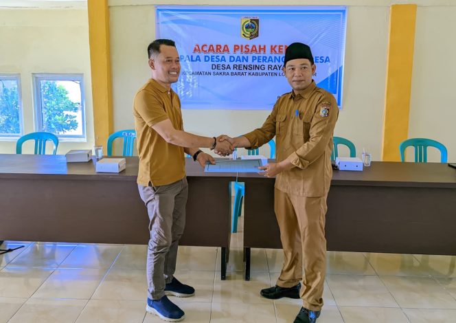 
 Foto : Proses serah terima jabatan dari mantan kepala desa rensing raya Munawir haris ke Pjs Kepala Desa Muhammad Taufik Ismail yang berlangsung di aula desa pada hari senin (25/05).