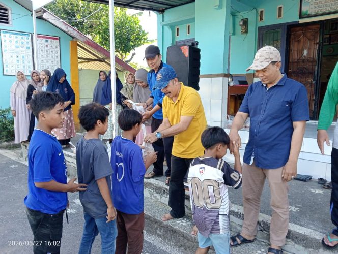 
 SDN 1 Sukarara Bagikan Daging Kurban ke Anak Yatim dan Kurang Mampu