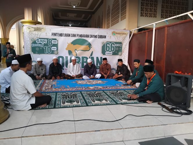 
 Masyarakat Desa Rensing Raya Potong 21 Hewan Kurban, Plt Kades Beri Apresiasi 