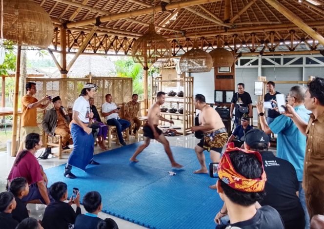 
 Dok : Tradisi Belanjakan masbagik Kabupaten Lombok Timur yang di verifikasi Kementerian RI untuk masuk menjadi cagar budaya sasaq